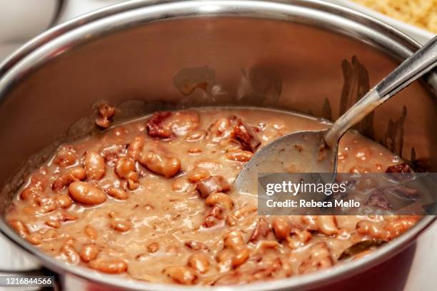 brazilian brown beans are ready in the pan - feijão - fotografias e filmes do acervo