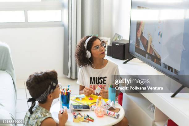 learning over the internet - smart tv living room stock pictures, royalty-free photos & images