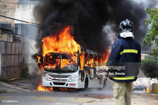 acto delictivo al transporte público - terrorist fotografías e imágenes de stock