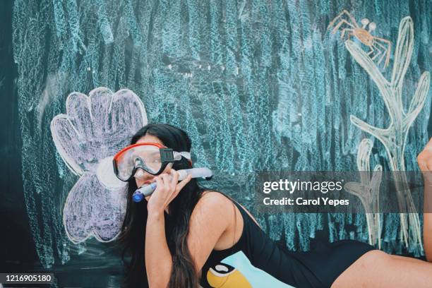 young woman  wearing scuba goggles with blackboard drawing - lifehack stockfoto's en -beelden