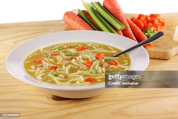 sopa de pollo con fideos - sopa de pollo con fideos fotografías e imágenes de stock