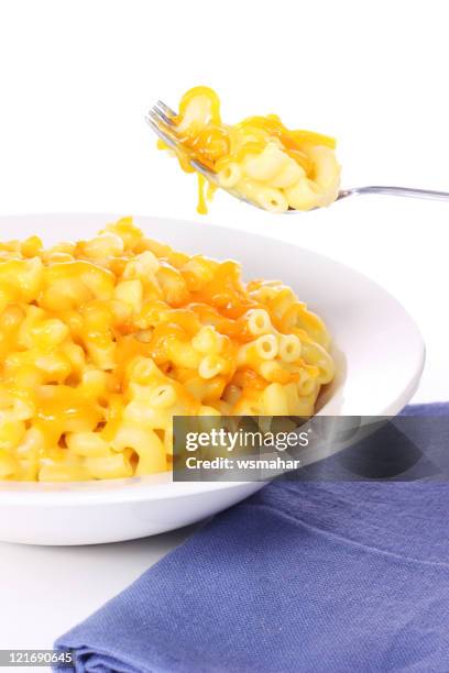 macaroni and cheese - macaroni and cheese stockfoto's en -beelden