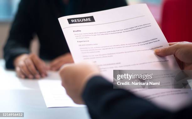 recruitment, job application, contract and business employment concept. hand giving the resume to the recruiter to review the profile of the applicant. - jobmesse stock-fotos und bilder