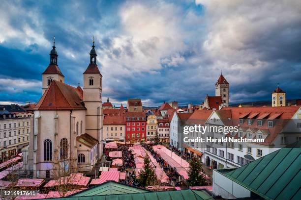 christmas market at market square, regensburg, bavaria, germany - bavaria christmas stock pictures, royalty-free photos & images