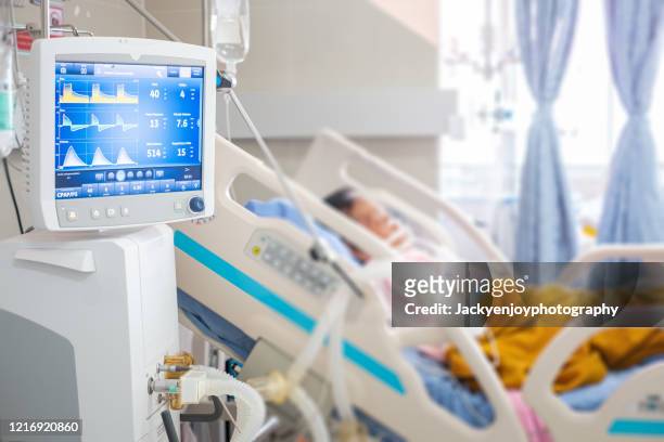 ventilator monitor ,given oxygen by intubation tube to patient, setting in icu/emergency room - patient on ventilator fotografías e imágenes de stock