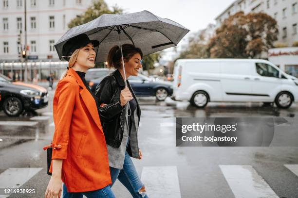 crossing street - walking street friends stock pictures, royalty-free photos & images