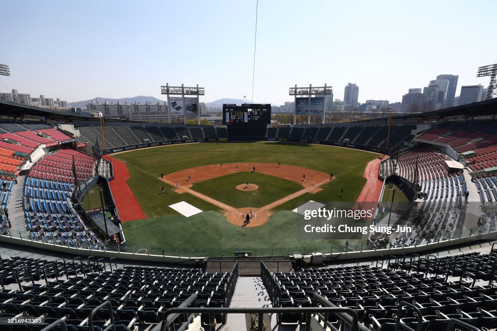 LG Twins Intra-Squad Practice Game Goes On Livestreaming For Fans