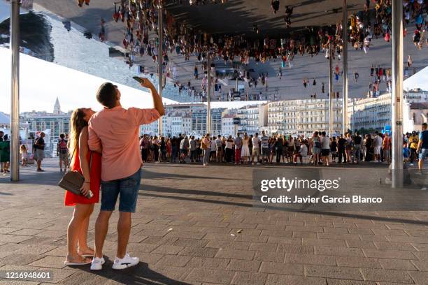 vieux haven van marseille - couple de vieux stockfoto's en -beelden