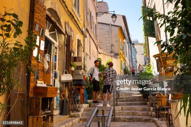 straße am le panier viertel - marseille stock-fotos und bilder