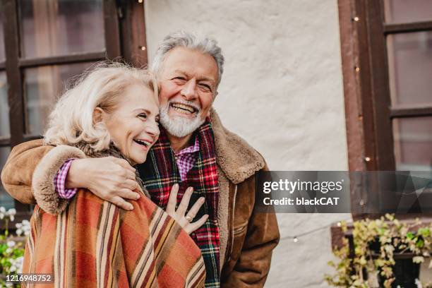 porträt eines senior enpes reisenden paares - old couple jumping stock-fotos und bilder