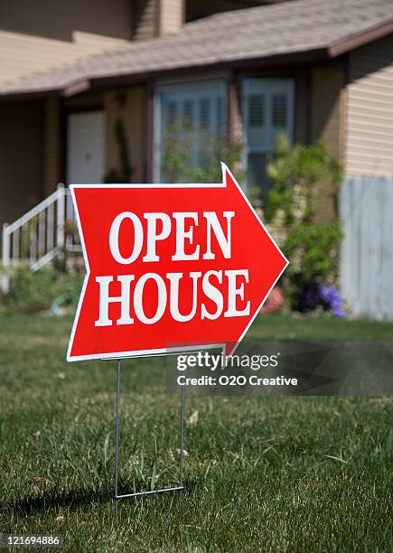 cartel de open house on green grass - visita de inmuebles en venta fotografías e imágenes de stock