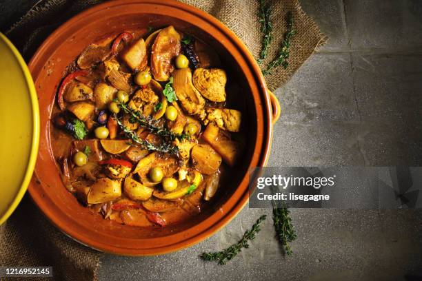 tagine di pollo con olive verdi e limone candito - oli aromi e spezie foto e immagini stock