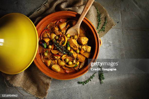 tagine di pollo con olive verdi e limone candito - oli aromi e spezie foto e immagini stock