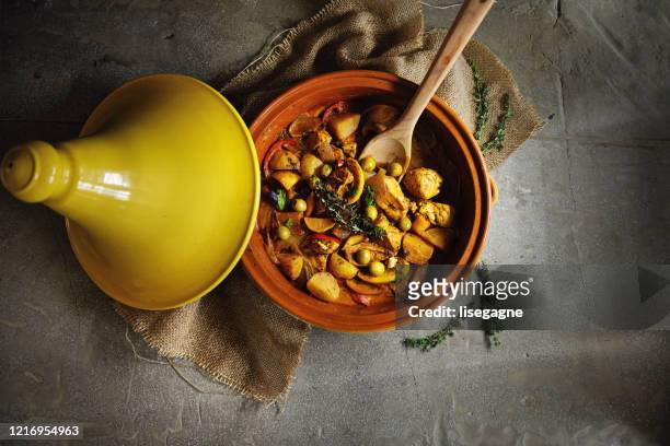 tagine de pollo con aceitunas verdes y limón confitado - tajine fotografías e imágenes de stock