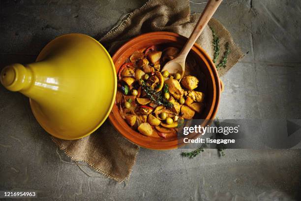 tagine di pollo con olive verdi e limone candito - oli aromi e spezie foto e immagini stock