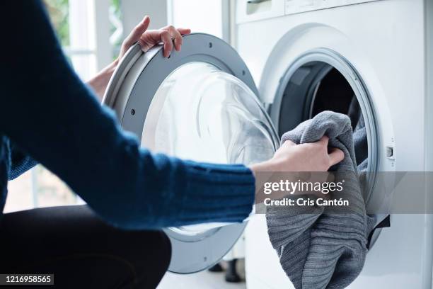 woman loading washing machine - laundry 個照片及圖片檔