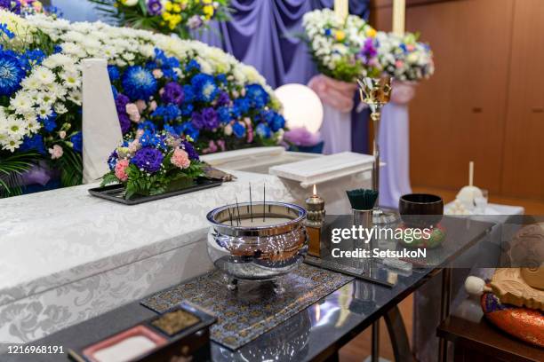cérémonie funéraire japonaise - funeral stock photos et images de collection