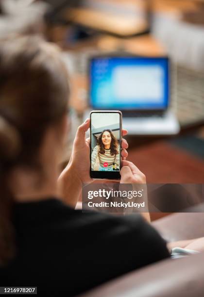 videogesprekken maken sociale distantiëring eenvoudiger - lange afstandsrelatie stockfoto's en -beelden