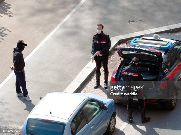 polizeibeamte erzwingen covid "zu hause bleiben" dekret, italien - carabinieri stock-fotos und bilder