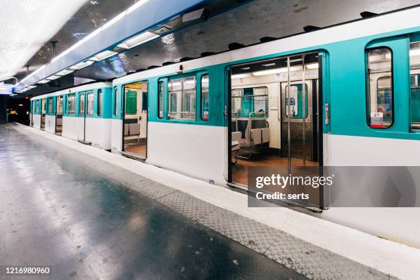 パリの空の公共の地下鉄, フランス - 地下鉄電車 ストックフォトと画像