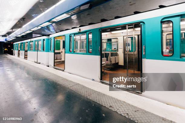 empty public metro in paris, france - comboio de metropolitano imagens e fotografias de stock