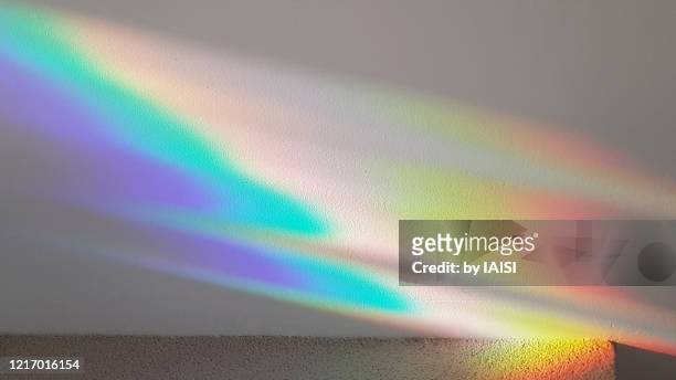 colors of the rainbow, refracted light pattern - prism light photos et images de collection