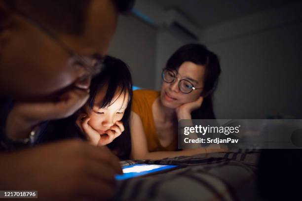 het vermaak van de familie vóór bed - charming stockfoto's en -beelden