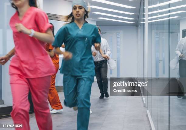 team di professionisti medici si precipitano per l'emergenza nel corridoio ospedaliero - evento catastrofico foto e immagini stock