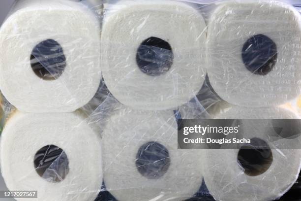 bulk package of toilet paper - kitchen paper stockfoto's en -beelden