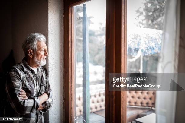 porträtt av äldre man vilse i tanken - coronavirus - both eyes open looking away bildbanksfoton och bilder