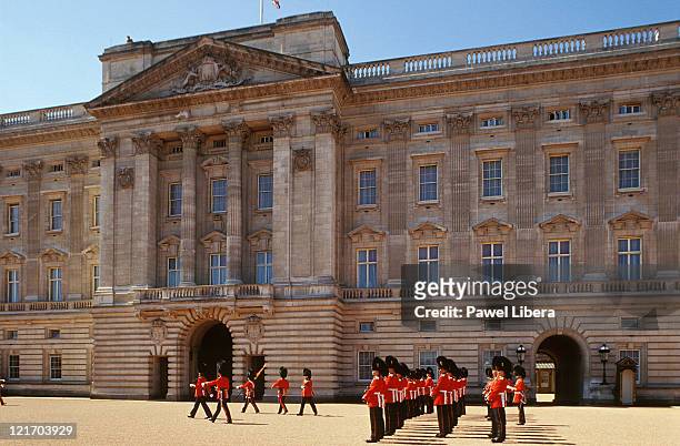 changing of the guard, buckingham palace - buckingham palace stock pictures, royalty-free photos & images