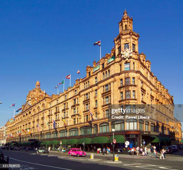 exterior of harrods department store, knightsbridge, london, london - harrods stock-fotos und bilder