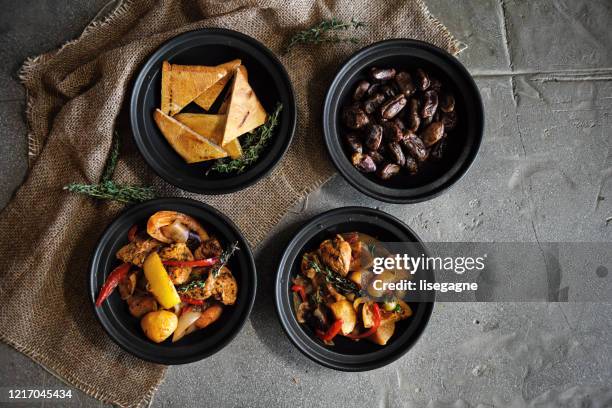 tagine di pollo con olive verdi e limone candito - oli aromi e spezie foto e immagini stock