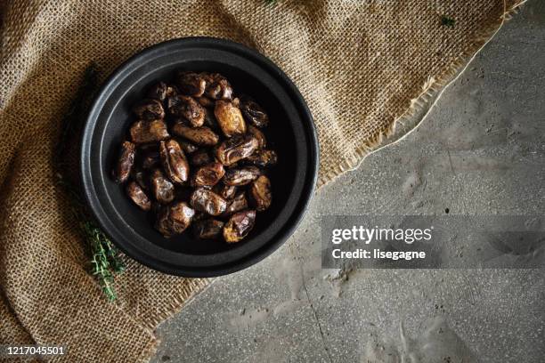 tagine di pollo con olive verdi e limone candito - oli aromi e spezie foto e immagini stock