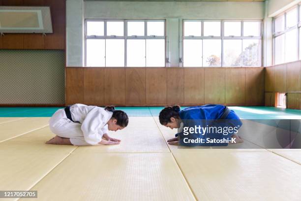 atletas de judo femeninas que se inclinan ante el partido - women's judo fotografías e imágenes de stock
