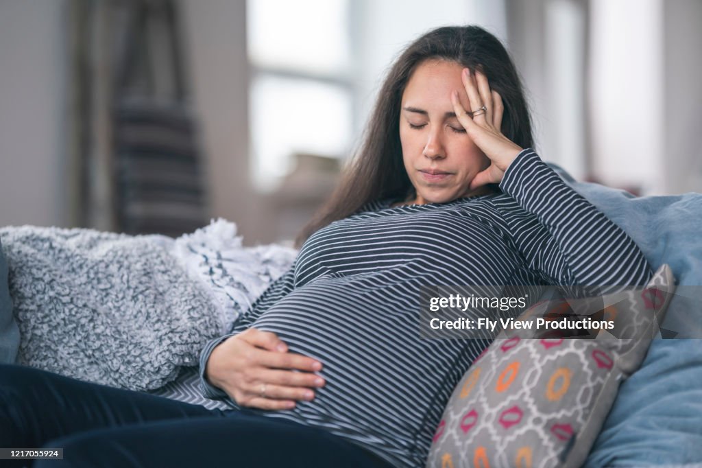 Mujer embarazada con enfermedad matutina