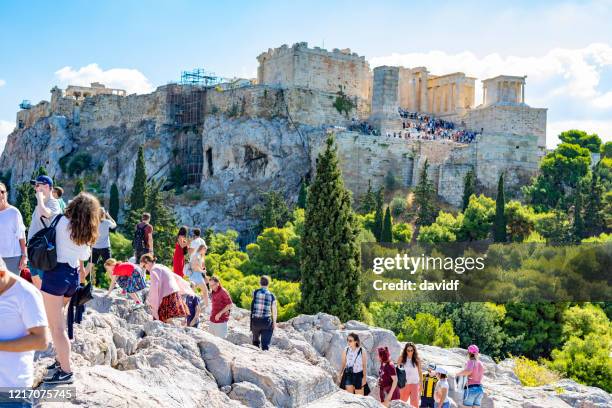 los turistas suben a la roca areopagus en thiseio park para obtener una vista de la acrópolis - parthenon athens fotografías e imágenes de stock