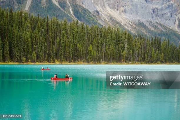 canoeing in emerald lake, yoho national park, british columbia, canada - canadese rocky mountains stockfoto's en -beelden