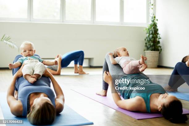 working our glutes with our new baby weights - mom exercising stock pictures, royalty-free photos & images