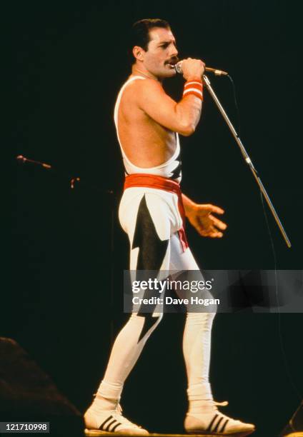 Freddie Mercury ons tage during Queen's performance at the Rock in Rio festival, Brazil, January 1985. The festival ran for 10 days and over 1...