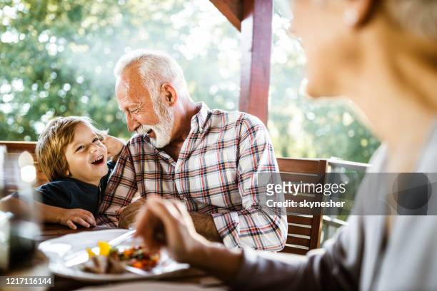 sag mir einen heimlichen opa! - extended family outdoors spring stock-fotos und bilder