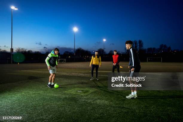een spel van vaardigheid - trainingsveld stockfoto's en -beelden