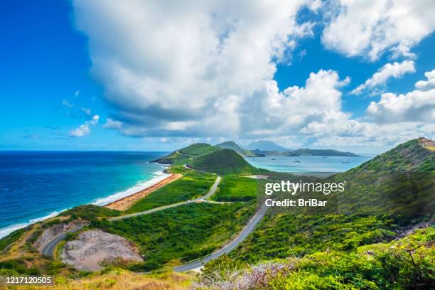 san cristóbal con el océano atlántico y el mar caribe y la isla de nevis - san cristobal fotografías e imágenes de stock