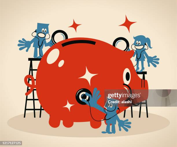 finanzberater-team hören und analysieren eine große piggy bank mit einem stethoskop, konzept der finanzanalyse - hedge fund stock-grafiken, -clipart, -cartoons und -symbole