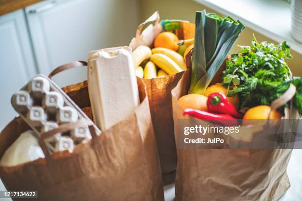 levering van voedsel tijdens quarantaine - boodschappen stockfoto's en -beelden