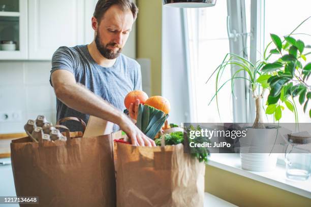 food delivery during quarantine - grocery delivery stock pictures, royalty-free photos & images