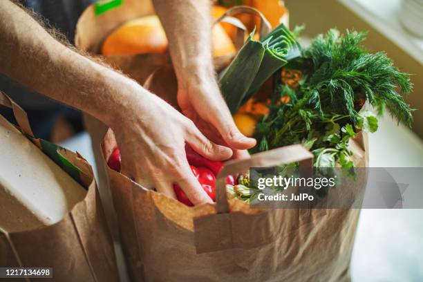 levering van voedsel tijdens quarantaine - shopping bag in hand stockfoto's en -beelden