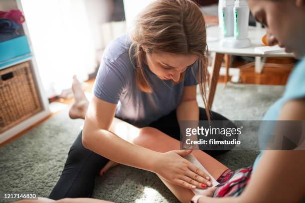 teenage sisters vaxning hemma - emotionella pubertetsbesvär bildbanksfoton och bilder