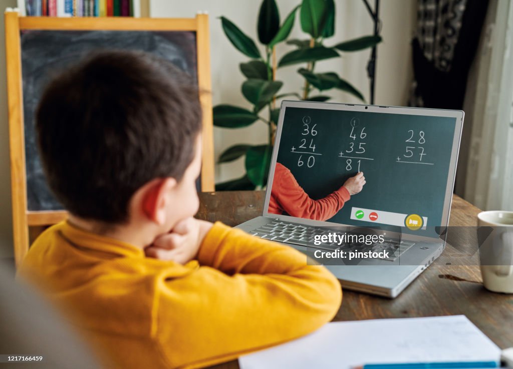 6-7 anos criança bonita aprendendo matemática a partir do computador.