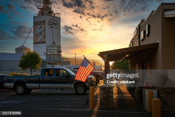 zonsondergang bij de slijterij in fruita colorado, de v.s. - fruita colorado stockfoto's en -beelden